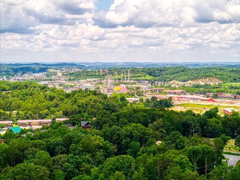Forever Yours, 2 Hot tubs, FREE Attraction tickets, WIFI, Near The Parkway in Pigeon Forge!!! - Ferienwohnung Pigeon Forge