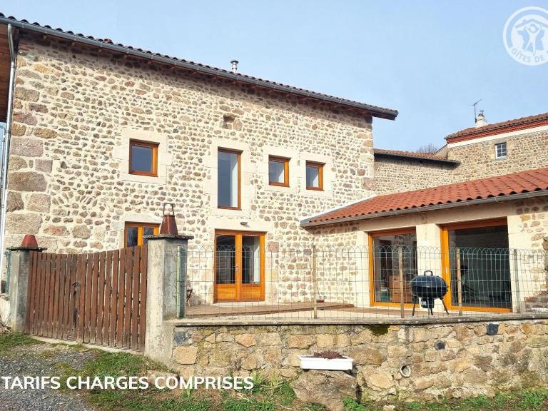 Ferme traditionnelle rénovée avec cour privative à Verrières-en-Forez - FR-1-496-314 - Chambres d'hôtes Verrières-en-Forez