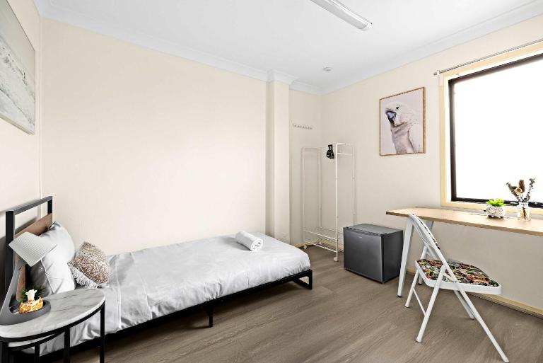 Serene Single Room in Canley Vale - Steps to Train & Local Dining - Shared Bathroom - B&B Gabramatta