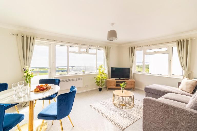 WOW! SeaView Beach Apartment Sleeps 6-Free Parking - B&B Bournemouth