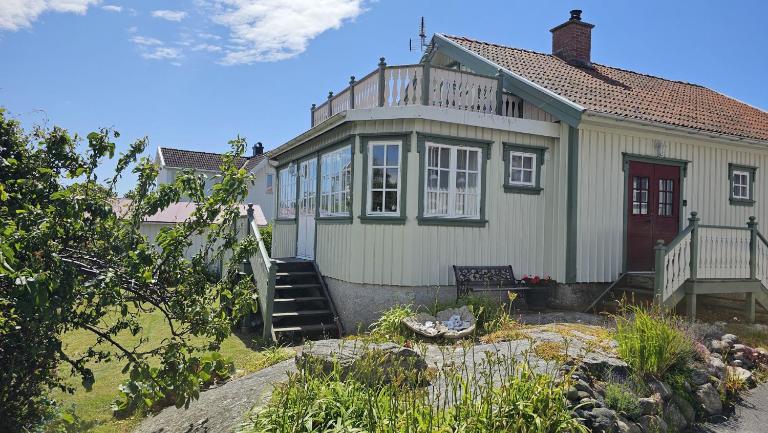 West Coast house 50m from the harbor in Edshultshall - B&B Hälleviksstrand