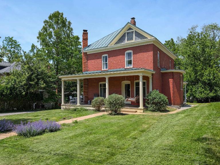 Historic Queen Anne Family Home w Modern Comforts - B&B Harper's Ferry