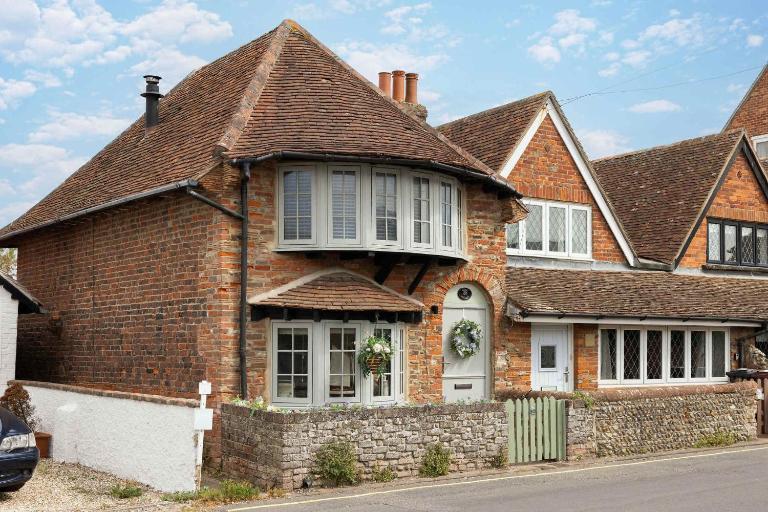 Cosy Character Cottage by the Sea - B&B East Wittering
