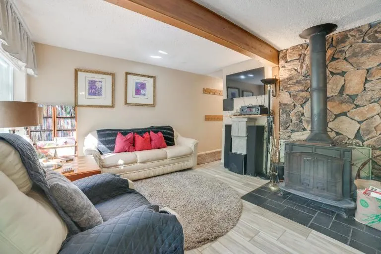 Indoor Pool Access: Cabin in Lakes of the North! - Bed and Breakfast Elmira