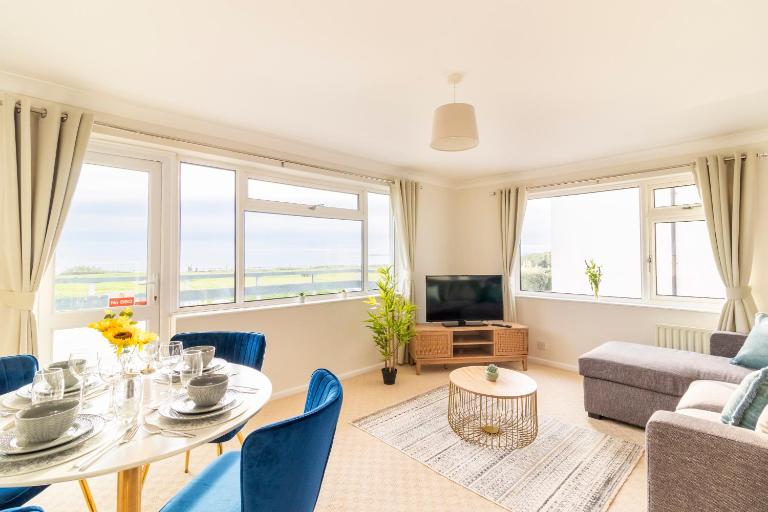 Panoramic Sea View 2 bedroom Sleeps 6-Free Parking - B&B Bournemouth