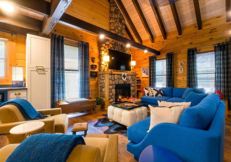 Chic Designer Log Cabin Hot Tub Pool TableDecks - B&B McGaheysville
