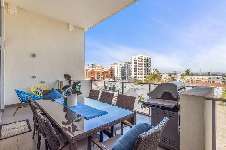 Quiet City Luxury 3BR Top-Floor with SkylineView - Ferienwohnung Perth
