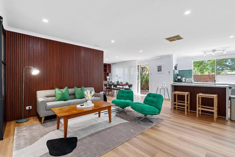 4BR Ardross Mid-Century Home Walk To Garden City - B&B Perth
