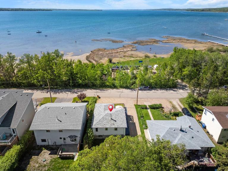 Kinepik Cottage Sunroom with Beach Access - Ferienwohnung Sylvan Lake