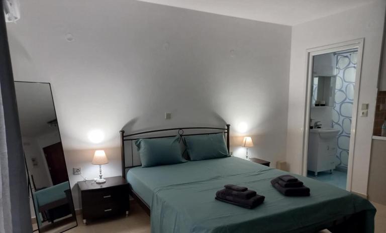 Sophie's Sunny Spot 5 - Bed and Breakfast Géfyra