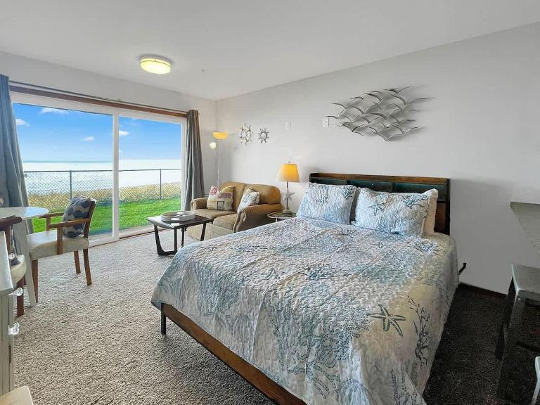 Premium Ground Floor Beachfront Condo Suite - Sleeps 5 - Pool and Sauna - B&B Lincoln City