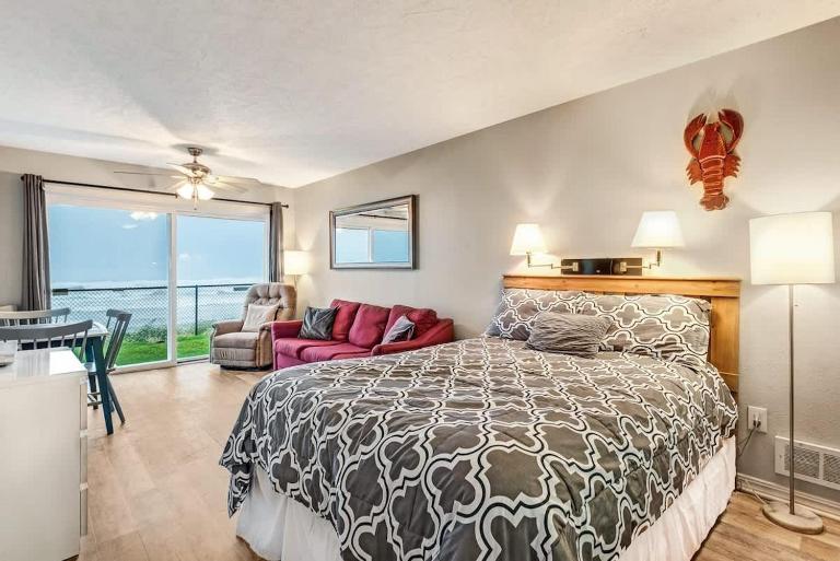 Ground Floor Beachfront Family-Sized Condo Suite - Pool and Hot Tub - Chambres d'hôtes Lincoln City