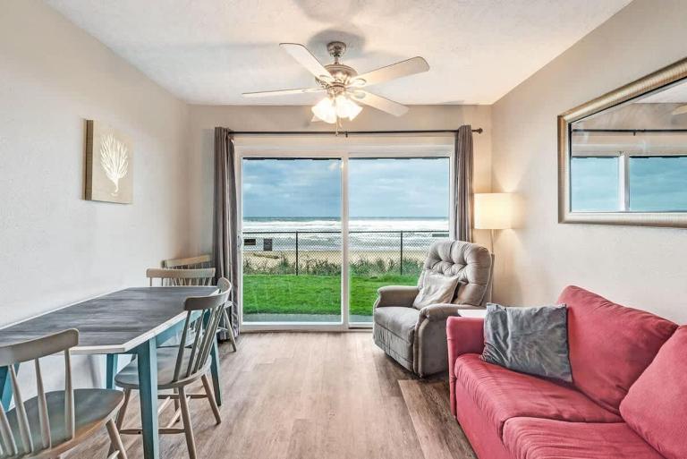 Ground Floor Beachfront Family-Sized Condo Suite - Pool and Hot Tub - Bed and Breakfast Lincoln City
