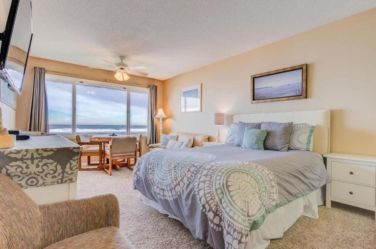 Beautiful Oceanfront Suite - Pool and Sauna - Second Floor - Sleeps 4 - B&B Lincoln City