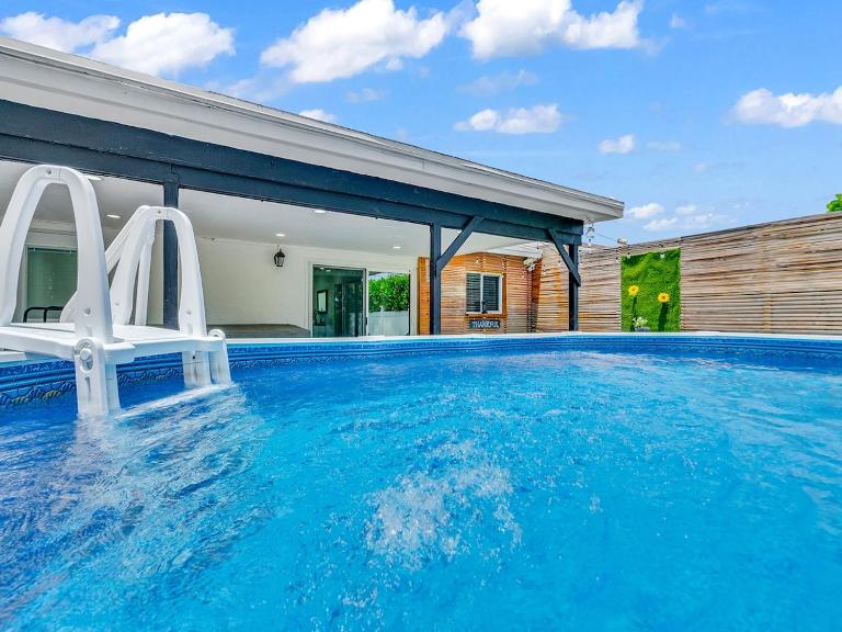 Canal Views from Pool w BBQ and Pit Miami Escape - B&B Kendale Lakes