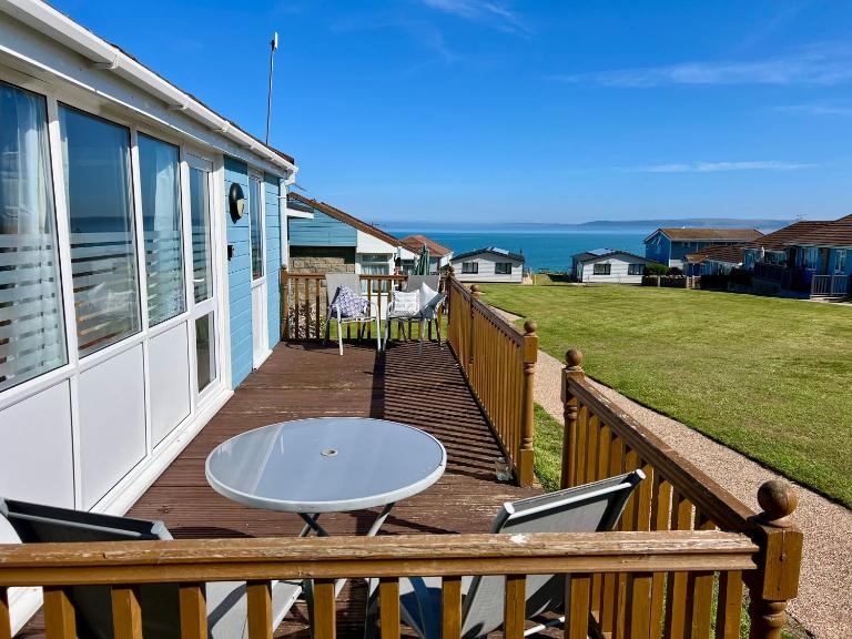 Beach Cottage 6 - Bright & Modern By the Sea - B&B Westward Ho!