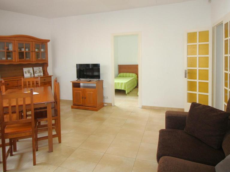 Apartamento renovado, céntrico y luminoso a 100m de la playa del Puerto, Llançà - ES-228-37 - Chambres d'hôtes Llançà