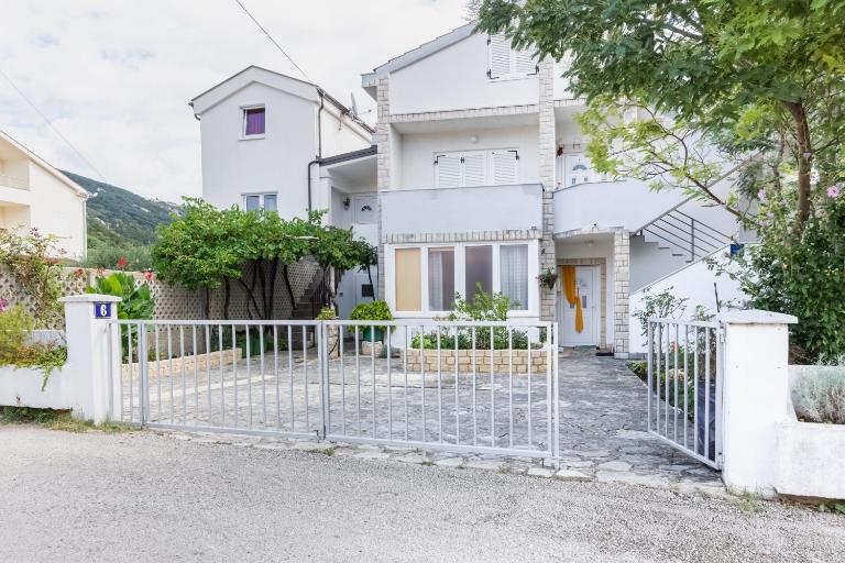 Apartment Lucija with Terrace - B&B Baška