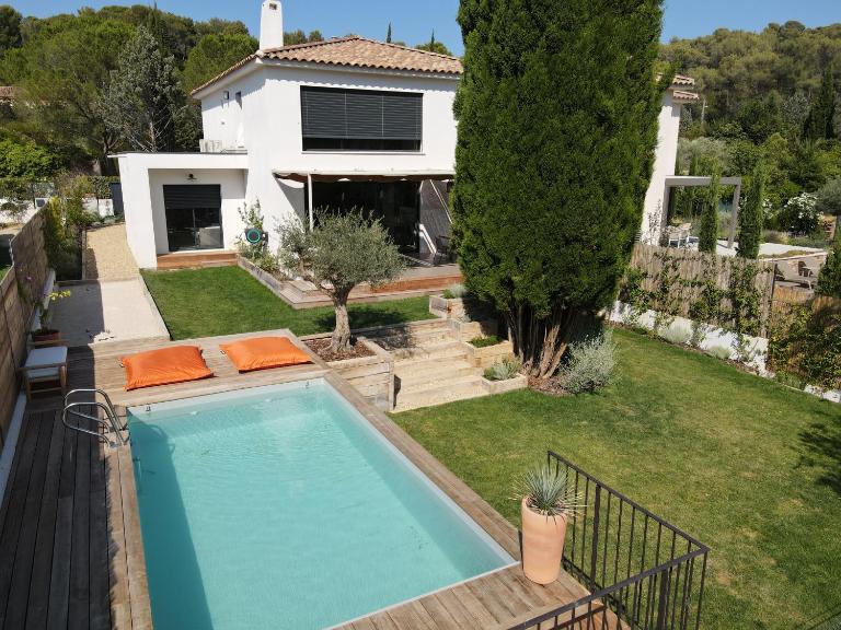 Grande Maison familiale lumineuse avec piscine - B&B Lagnes