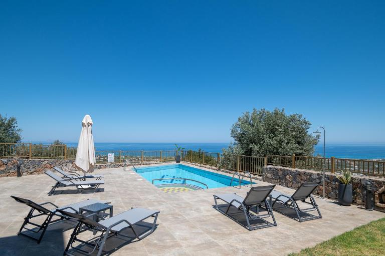 Maroulas Villas Ioanna & Stavros, Private Pools, BBQ & SeaView, By ThinkVilla - B&B Maroulas