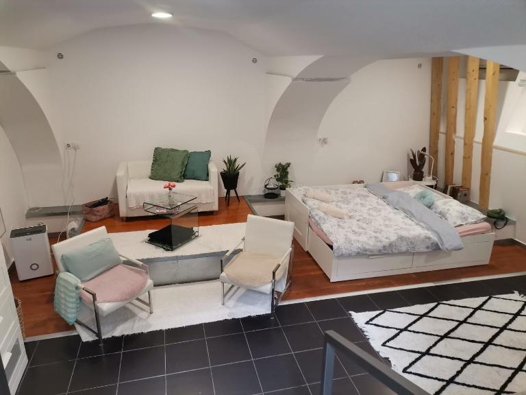 F16Studió Apartman - Ferienwohnung Fünfkirchen