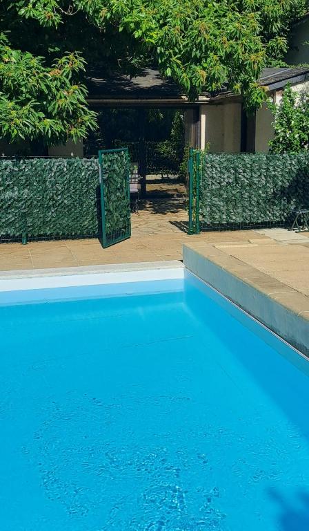 TourTour in the Loire Valley poolside Chalet - Bed and Breakfast Saint-Avertin