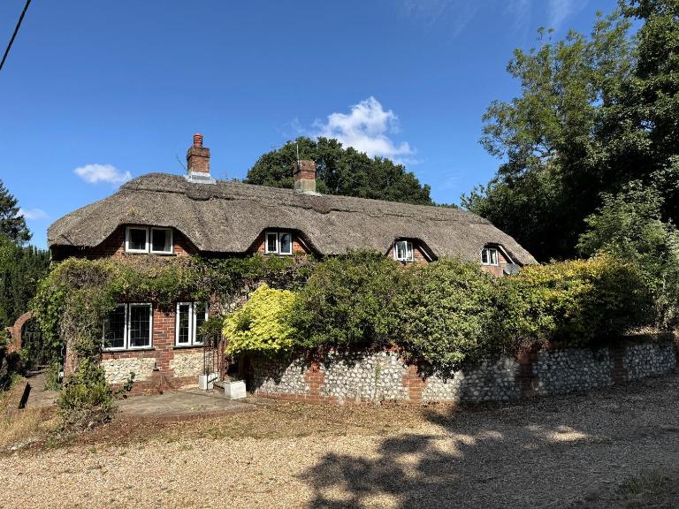 3 Bedrooms, 3 Double Beds, 6 Guests, Countryside Thatched Cottage - B&B Four Marks