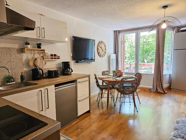 Aux pieds des pistes avec balcon - meublé 3 étoiles - B&B Orcières