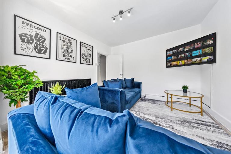 Spacious 3 Beds Home - walking distance from Shirley High Street - sleep 7 - Free Parking - Pool Table - 50" TV - B&B Southampton