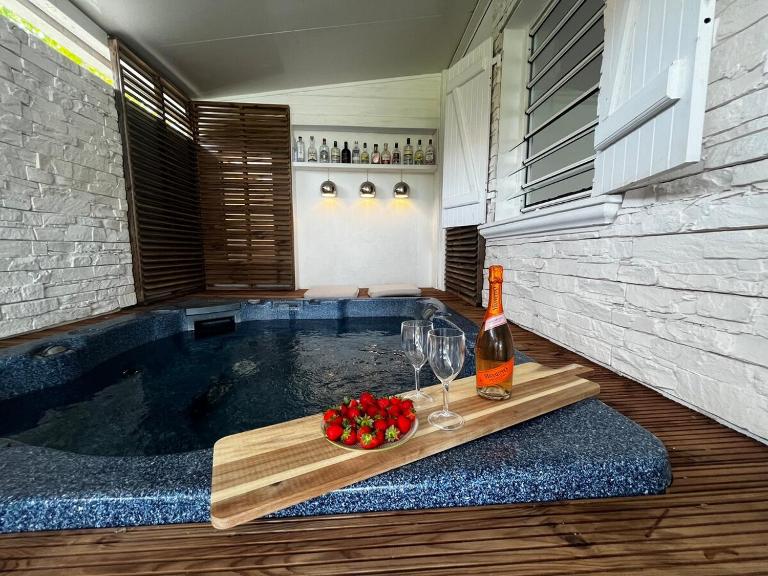 Villa CaseNav avec 3 chambres piscine et jacuzzi spa - Idéal famille et détente - B&B Schoelcher