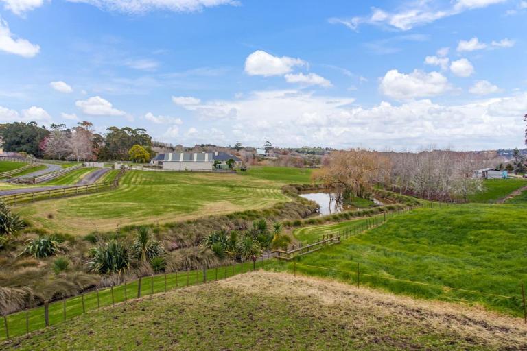 Countryside Retreat with On-site Horse Experiences - B&B Waikopua