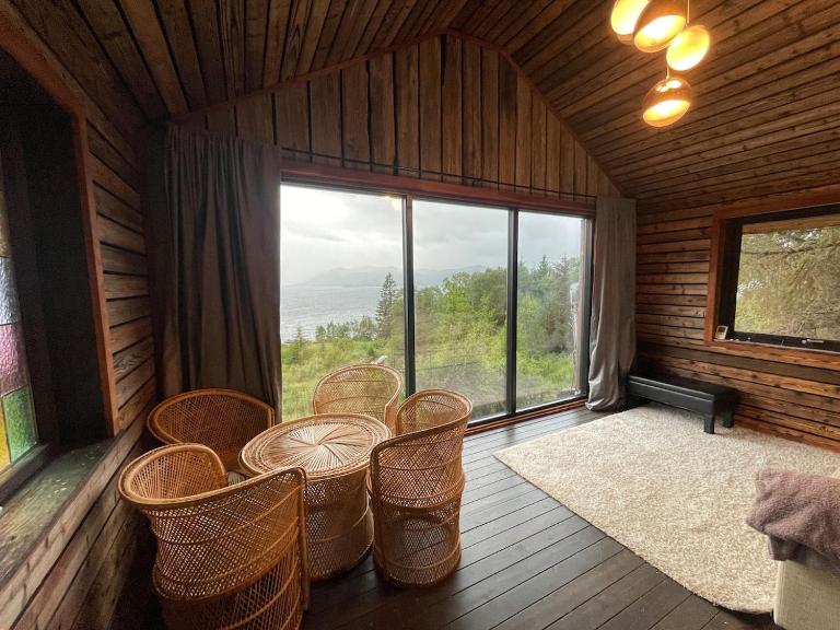 Forest Hideaway With Scenic View - B&B Fiskå
