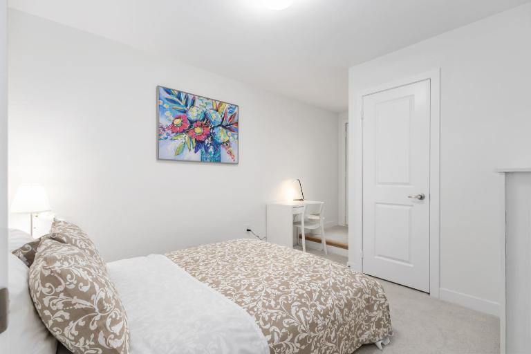CEDAR Double Room with attached private Bathroom and Balcony in Toronto, ON, Canada - B&B Toronto