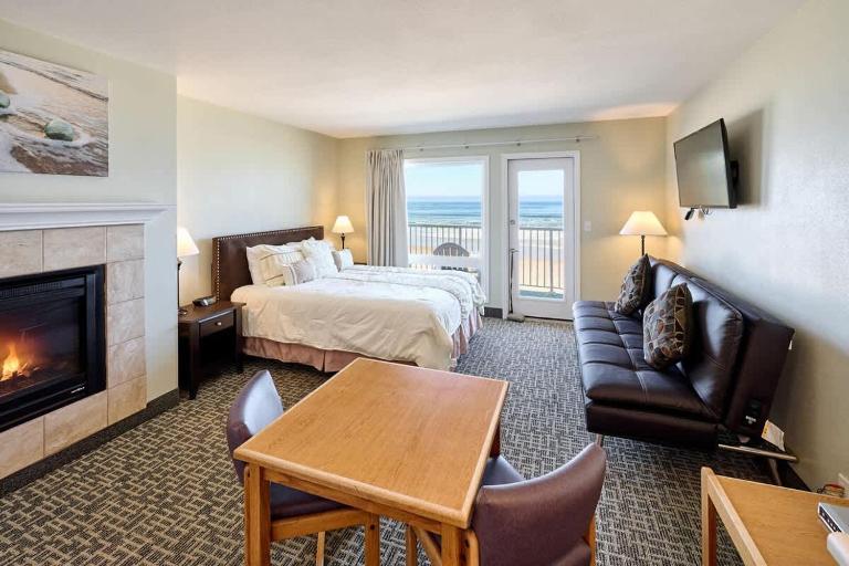 Oceanfront Studio With Full Kitchen - Beach Access - Pool & Hot Tub - B&B Lincoln City