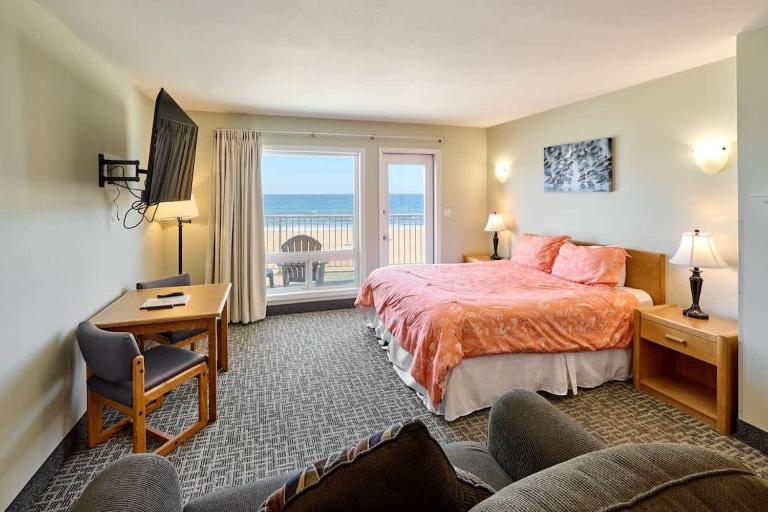 Corner Queen Fireplace Studio - No Stairs - Ocean View - Pool & Hot Tub - Chambres d'hôtes Lincoln City