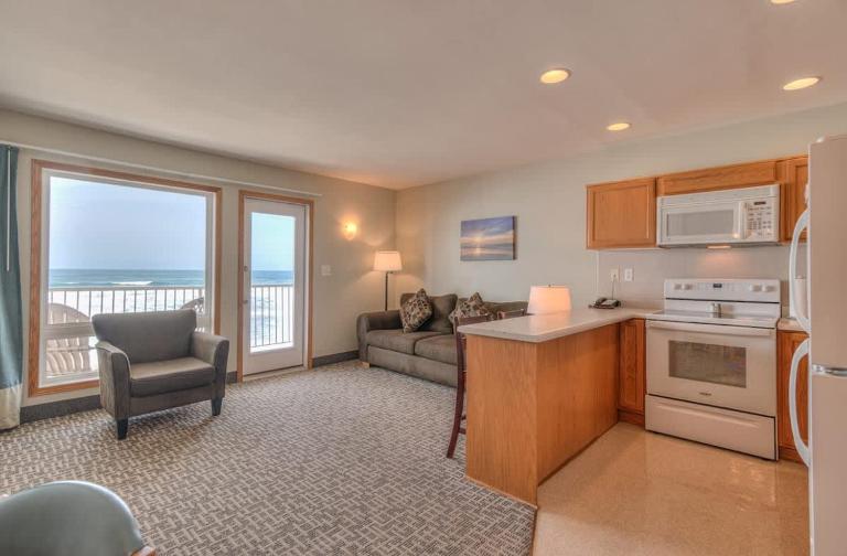 Oceanfront One Bedroom Suite Stunning Views & King Bed - B&B Lincoln City
