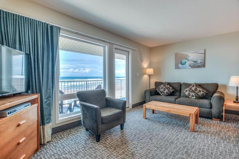 Oceanfront Suite - 2 Queen Beds - Beach Access - Pool and Hot Tub - Bed and Breakfast Lincoln City