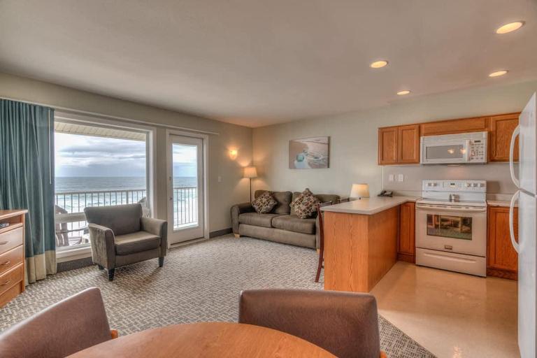 Beachfront Family Suite - Ocean View - Full Kitchen - Bed and Breakfast Lincoln City