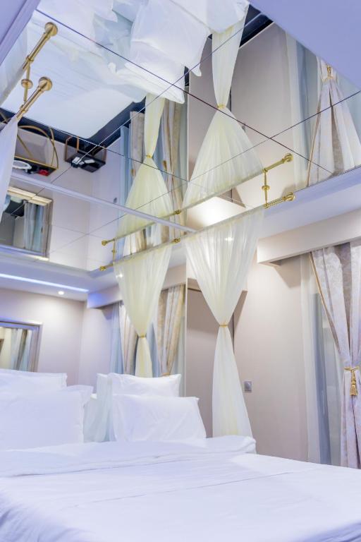 L'interdit Love Room - Miroir au plafond 2x2m - Chambres d'hôtes Cayenne