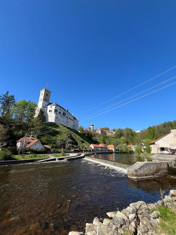 A room by a weir with a view of Rožmberk Castle - B&B Rožmberk nad Vltavou