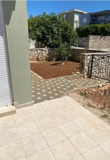 Adria 2 - B&B Brodarica