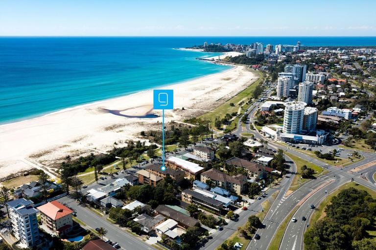 Waves at North Kirra - Bed and Breakfast Gold Coast