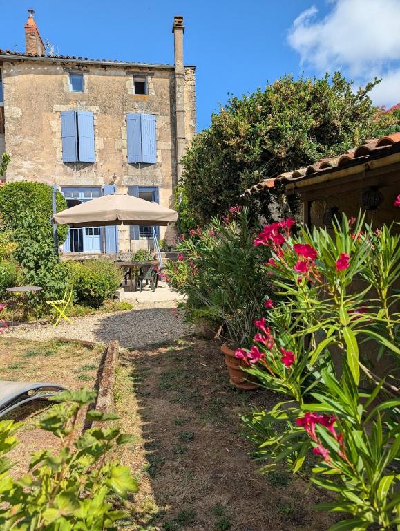 Maison Galice à Lusignan village médiéval - Base loisir gratuite- 30 min Futuroscope - Chambres d'hôtes Lusignan