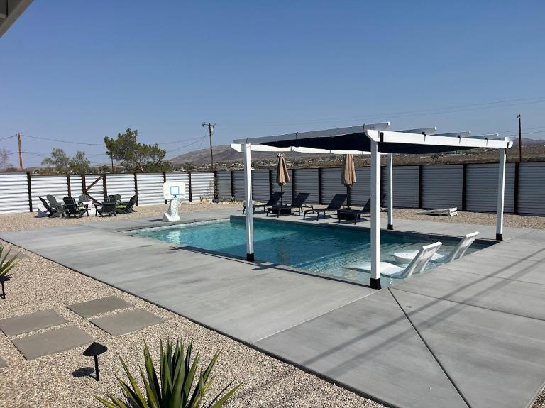Joshua Tree Poolside Escape! - B&B Twentynine Palms