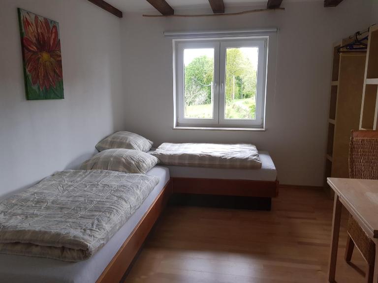 Zweibettzimmer mit Bad auf Pferdehof in Much - Ferienwohnung Much
