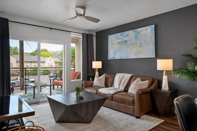 Deluxe 1BR 1BA Pool, Gym, Htub, Pkg - Chambres d'hôtes Salt Lake City