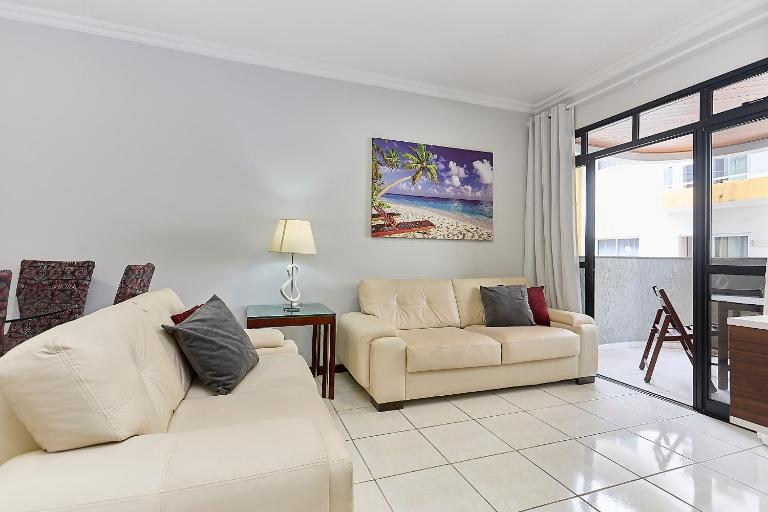 964 - Apartamento com vista para o mar, localizado na Avenida da praia do Centro de Bombinhas - 1 Vaga na Garagem - B&B Bombinhas