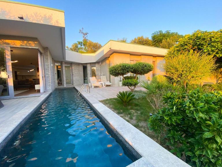 Villa Hana With Pool - B&B Shetaj