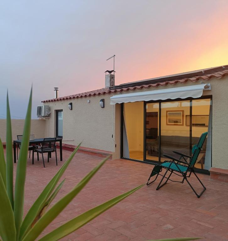 Sunny Relaxing Penthouse Costa Brava, Sea & Mountain Views, Huge Terrace, Fiber 1GB - Chambres d'hôtes Palau-saverdera
