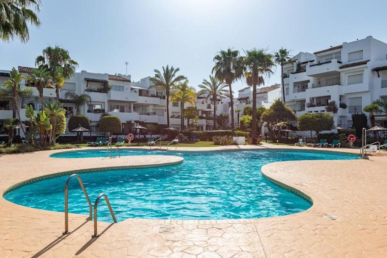 Stylish 2 Bedroom Penthouse With Pool by the Beach - Ferienwohnung Estepona